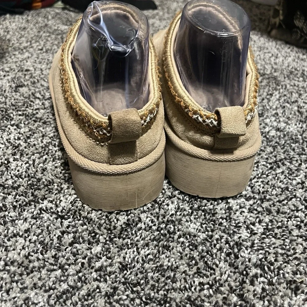 Mudd Stormy 13K Kids Sz 4 Platform Clogs Slip On Faux Suede Embroidered Accent